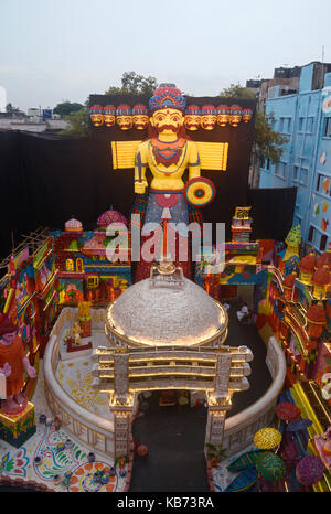Ansicht der schön dekorierten Pandal oder temporäre Bühne Alipore Sarbojonin eine Gemeinschaft Puja anlässlich der Durga Puja Festival am 27. September 2017 in Kalkutta. (Foto durch Saikat Paul/Pacific Press) Stockfoto