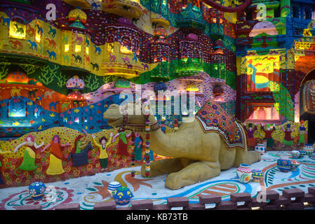 Ansicht der schön dekorierten Pandal oder temporäre Bühne Alipore Sarbojonin eine Gemeinschaft Puja anlässlich der Durga Puja Festival am 27. September 2017 in Kalkutta. (Foto durch Saikat Paul/Pacific Press) Stockfoto