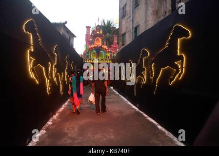Menschen besuchen Alipore Sarbojonin eine Gemeinschaft Puja auf Mahasaptami am zweiten Tag der Durga Puja in Kalkutta. Ansicht der schön dekorierten Pandal oder temporäre Bühne Alipore Sarbojonin eine Gemeinschaft Puja anlässlich der Durga Puja Festival am 27. September 2017 in Kalkutta. (Foto durch Saikat Paul/Pacific Press) Stockfoto