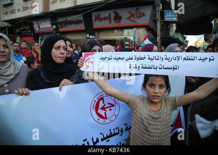 Northern Gaza, Palästina. 27 Sep, 2017. Mitglieder der Volksfront für die Befreiung Palästinas, oder PFLP, palästinensischen Befreiung Gruppe, im Flüchtlingslager Jabalia im Gazastreifen versammelte sich am 27. September 2017 die Versöhnung Bemühungen für die Palästinenser in der Region zu unterstützen. Dieses kommt nach der Hamas, die den Gazastreifen-basierte palästinensische Gruppe, seine Verwaltungs- ausschuss im Gebiet aufgelöst, und hat dazu geführt, dass der palästinensische Premierminister nach Gaza auf Anfang nächster Woche zurückzukehren, um den Friedensprozess zu initiieren. Credit: Ramez Habboub/Pacific Press/Alamy leben Nachrichten Stockfoto