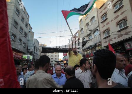 Northern Gaza, Palästina. 27 Sep, 2017. Mitglieder der Volksfront für die Befreiung Palästinas, oder PFLP, palästinensischen Befreiung Gruppe, im Flüchtlingslager Jabalia im Gazastreifen versammelte sich am 27. September 2017 die Versöhnung Bemühungen für die Palästinenser in der Region zu unterstützen. Dieses kommt nach der Hamas, die den Gazastreifen-basierte palästinensische Gruppe, seine Verwaltungs- ausschuss im Gebiet aufgelöst, und hat dazu geführt, dass der palästinensische Premierminister nach Gaza auf Anfang nächster Woche zurückzukehren, um den Friedensprozess zu initiieren. Credit: Ramez Habboub/Pacific Press/Alamy leben Nachrichten Stockfoto