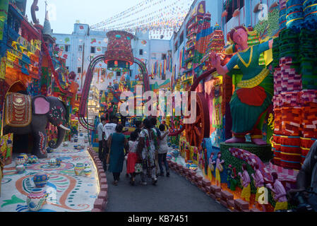 Menschen besuchen Alipore Sarbojonin eine Gemeinschaft Puja auf Mahasaptami am zweiten Tag der Durga Puja in Kalkutta. Ansicht der schön dekorierten Pandal oder temporäre Bühne Alipore Sarbojonin eine Gemeinschaft Puja anlässlich der Durga Puja Festival am 27. September 2017 in Kalkutta. (Foto durch Saikat Paul/Pacific Press) Stockfoto