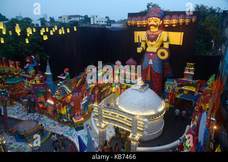 Ansicht der schön dekorierten Pandal oder temporäre Bühne Alipore Sarbojonin eine Gemeinschaft Puja anlässlich der Durga Puja Festival am 27. September 2017 in Kalkutta. (Foto durch Saikat Paul/Pacific Press) Stockfoto