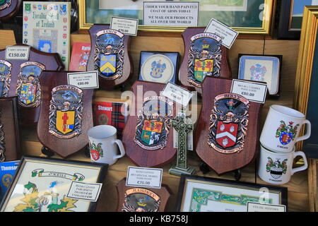 Shop Fenster Anzeige der Familie Wappen Schilde, Dublin, Irland, Irische Republik Stockfoto