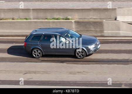 Frankfurt, Deutschland - 19.09.2017: Audi A4 Avant B6 von Ca. 2006 Fahren auf der Autobahn in Deutschland Stockfoto