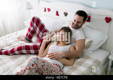 Junge attraktive Paar romantische Zeit im Bett Stockfoto