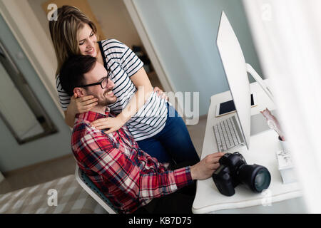 Junge attraktive Designer zusammen arbeiten von zu Hause aus Stockfoto