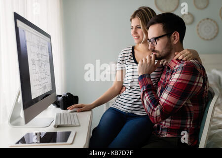Junge attraktive Designer zusammen arbeiten von zu Hause aus Stockfoto