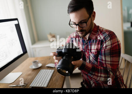 Junge schöne Designer, die am Projekt auf dem Computer Stockfoto