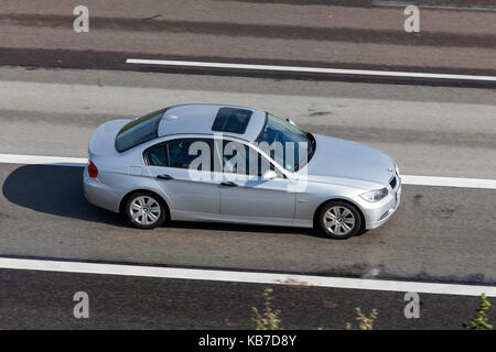 Frankfurt, Deutschland - 19.09.2017: BMW 3er E90 fahren auf der Autobahn in Deutschland Stockfoto