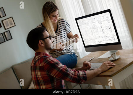 Junge attraktive Designer zusammen arbeiten von zu Hause aus Stockfoto