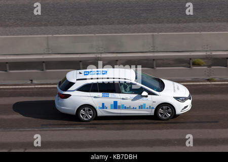 Frankfurt, Deutschland - 19.09.2017: weißer Opel Astra Sports Tourer auf der Autobahn in Deutschland fahren Stockfoto