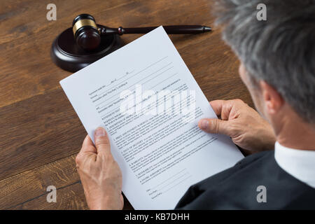 Ansicht der Rückseite des Richter Lesung Dokument am Tisch im Gerichtssaal Stockfoto
