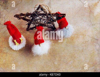 Die Gemeinkosten der rustikale Geschenke mit Herz Form und grünen Bändern, elf auf abstrakten Hintergrund. Kopieren Sie Platz. Gegenstand gegen weiche Fenster Beleuchtung erfasst. Stockfoto