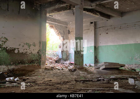 Zerstört Lager - Teil der verfallenen Fabrikhalle. Vergessen industrielle Gebäude. Stockfoto