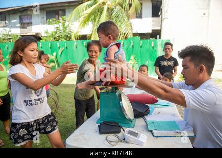 Cebu City ist eine Metropole mit unzähligen Slums, Straßenkinder, ganze Familien, die auf der Strasse leben, Friedhöfe oder Müllhalden. Gerade die deutschen Ärzte kommen regelmäßig und medizinische Hilfe leisten. April 2016 | Verwendung weltweit Stockfoto