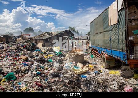 Cebu City ist eine Metropole mit unzähligen Slums, Straßenkinder, ganze Familien, die auf der Strasse leben, Friedhöfe oder Müllhalden. Gerade die deutschen Ärzte kommen regelmäßig und medizinische Hilfe leisten. April 2016 | Verwendung weltweit Stockfoto