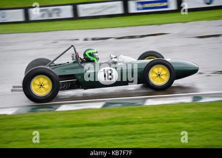 Lotus BRM 24 im Besitz von Malcolm Thorne, gefahren von Martin Stretton, der in der Glover Trophy beim Goodwood Revival 2017 im Regen fuhr Stockfoto