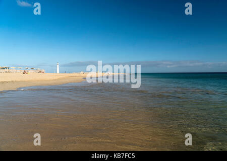 Leuchtturm von Morro Jable oder Faro de Morro Jable am Strand Playa del Matorral, Insel Fuerteventura, Kanarische Inseln, Spanien | Morro Jable ligh Stockfoto