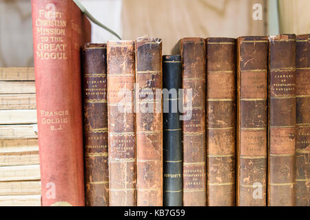 Alte irische Theologie Bücher in einer Bibliothek in der irischen Geschichte spezialisiert. Stockfoto