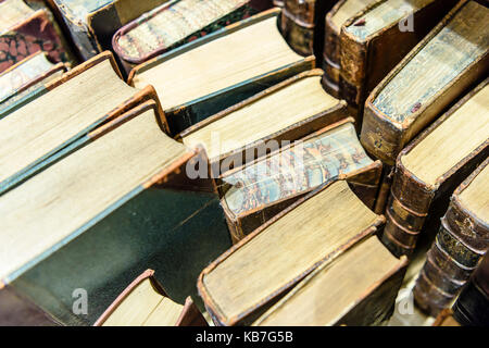 Alte irische Theologie Bücher in einer Bibliothek in der irischen Geschichte spezialisiert. Stockfoto