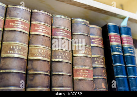 Alte irische Theologie Bücher in einer Bibliothek in der irischen Geschichte spezialisiert. Stockfoto