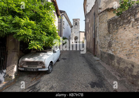 Renault 4 halb versteckt unter einer riesigen Glyzinie in Marsanne Auvergne Rhône-Alpes Frankreich Stockfoto