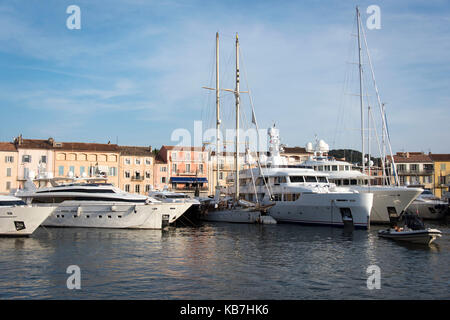 Super Yachten im Hafen von Saint Tropez Stockfoto