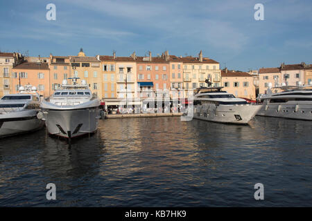 Super Yachten im Hafen von Saint Tropez Stockfoto