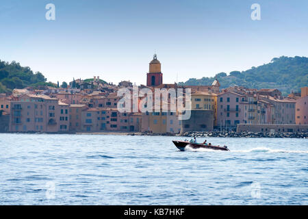 Riva Aquarama Speedboat fährt vorbei an Saint Tropez Stockfoto