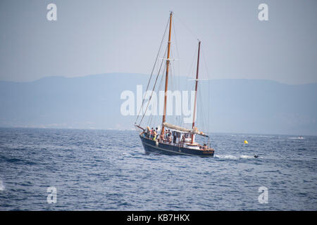 Segeln Ketch auf dem Weg zum Meer, Südfrankreich Stockfoto