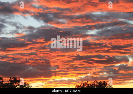 Die Sonne erzeugen bunte Wolken Stockfoto