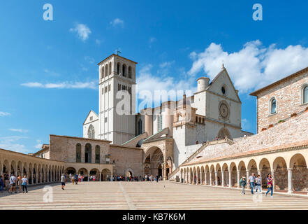 Die Basilica di San Francesco (die Basilika des hl. Franz von Assisi) von der Piazza Inferiore di San Francesco, Assisi, Umbrien, Italien Stockfoto