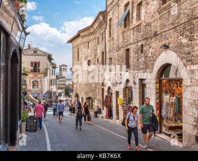 Geschäfte auf der Via Frate Elia in der Altstadt, Assisi, Umbrien, Italien Stockfoto