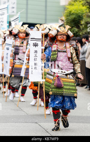 Genji Parade, jährliche Prozession durch die Straßen von Tada, Japan. Mann in Samurai Rüstung, die Fahne, die Parade der anderen Samurai Warriors. Stockfoto