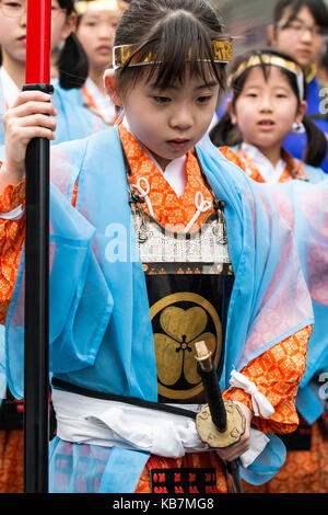 Jährliche Genji Parade an Tada, Japan. Mädchen, 5-7 Jährige in Ashigaru Soldat Uniform aus der Heian-zeit gekleidet marschieren. Close Up, gegenüber. Stockfoto