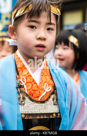 Jährliche Genji Parade an Tada, Japan. Mädchen, 5-7 Jährige in Ashigaru Soldat Uniform aus der Heian-zeit gekleidet marschieren. Close Up, gegenüber. Stockfoto