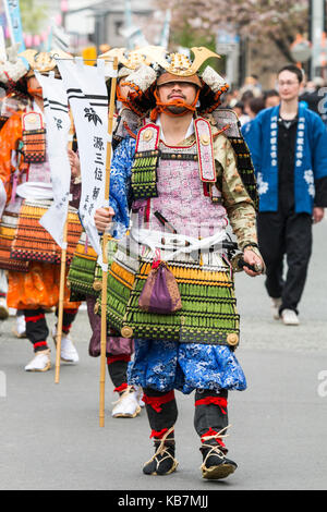 Genji Parade, jährliche Prozession durch die Straßen von Tada, Japan. Mann in Samurai Rüstung, die Fahne, die Parade der anderen Samurai Warriors. Stockfoto