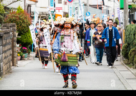 Genji Parade, jährliche Prozession durch die Straßen von Tada, Japan. Mann in Samurai Rüstung, die Fahne, die Parade der anderen Samurai Warriors. Stockfoto