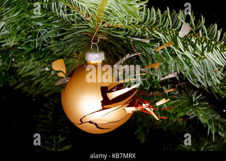 Christbaumkugel auf einen Weihnachtsbaum explodierende Stockfoto