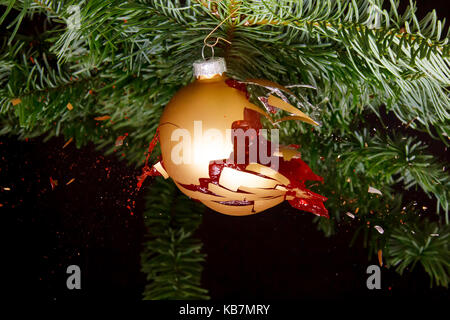 Christbaumkugel auf einen Weihnachtsbaum explodierende Stockfoto