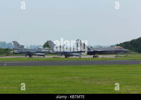 F-35 und F-16 Der RNLAF die Vorbereitung auf eine Mission Stockfoto