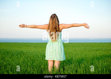 Glück Frau Aufenthalt im Freien unter Sonnenlicht Sonnenuntergang Stockfoto