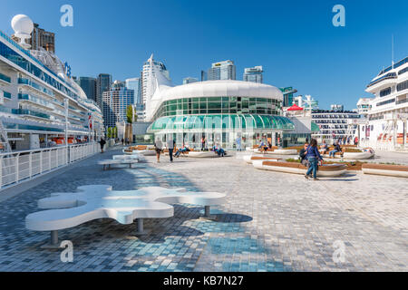 Vancouver, British Columbia, Kanada - 13 September 2017: Kanada im Sommer mit zwei Kreuzfahrtschiffe angedockt Stockfoto