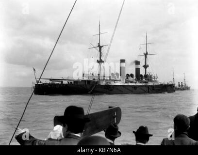 AJAXNETPHOTO. 1903. PORTSMOUTH, England. - JAPAN Kriegsschiff besichtigen - EINE UNBEKANNTE JAPANISCHE KRIEGSSCHIFF CRUISER GESEHEN VON EINEM TRIPPER BOOT IN DEN SOLENT. Fotograf: unbekannt © DIGITAL IMAGE COPYRIGHT AJAX VINTAGE BILDARCHIV QUELLE: AJAX VINTAGE BILDARCHIV SAMMLUNG REF: AVL 0673 Stockfoto