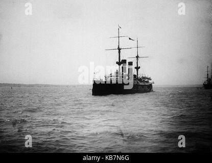 AJAXNETPHOTO. 1903. PORTSMOUTH, England. - JAPAN KRIEGSSCHIFF BESUCHER - unbekannte Schlacht Kreuzer der kaiserlichen japanischen Marine EINGABE HAFEN. Fotograf: unbekannt © DIGITAL IMAGE COPYRIGHT AJAX VINTAGE BILDARCHIV QUELLE: AJAX VINTAGE BILDARCHIV SAMMLUNG REF: AVL 0973 Stockfoto