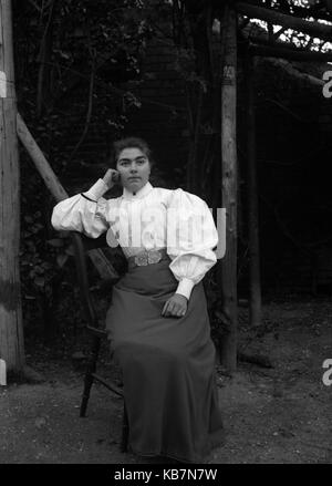 AJAXNETPHOTO. 1890 - 1914 (ca.). Ort unbekannt. Frau sitzt, trägt einen langen Rock und GESCHWOLLENE BLUSE POSIEREN FÜR DIE KAMERA. Fotograf: unbekannt © DIGITAL IMAGE COPYRIGHT AJAX VINTAGE BILDARCHIV QUELLE: AJAX VINTAGE BILDARCHIV SAMMLUNG REF: AVL 172109 5 Stockfoto