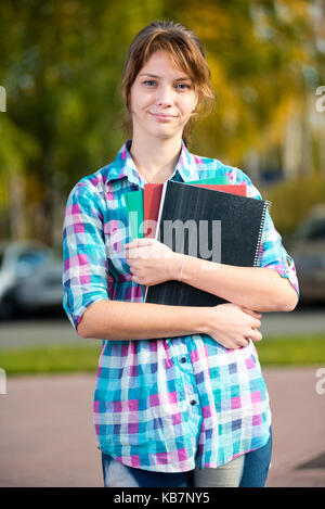 Porträt der jungen, verführerischen Frau mit Bildung Bücher. Studentin. Stockfoto