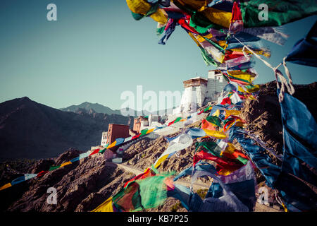 Gebet tibetische Fahnen in der Nähe des Namgyal Tsemo Kloster in Leh, Ladakh Stockfoto