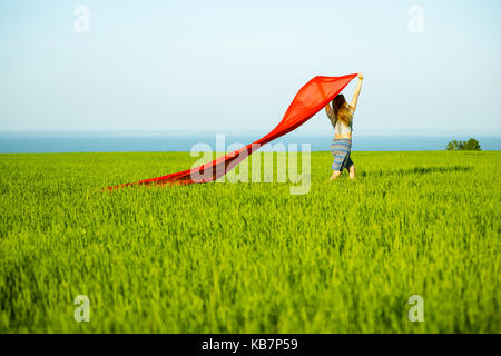 Glückliche Mädchen im Weizenfeld mit Stoff. Sommer lifestyle Stockfoto